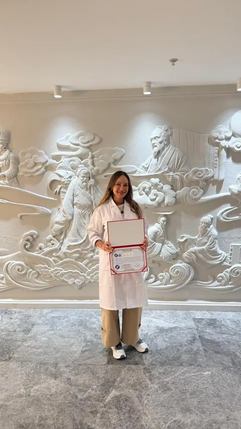 Maca Cárdenas en su formación de medicina china en China